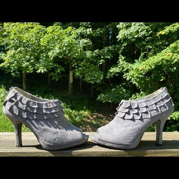 Rampage-gray ankle bootie 9.5 worn once. ruffle, zippered back - Picture 14 of 16